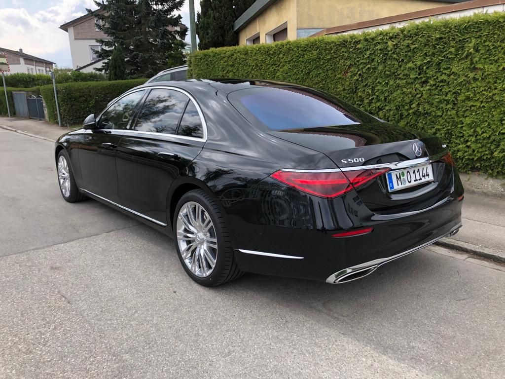 Mercedes S 500 4MATIC in Schwarz von der Seite