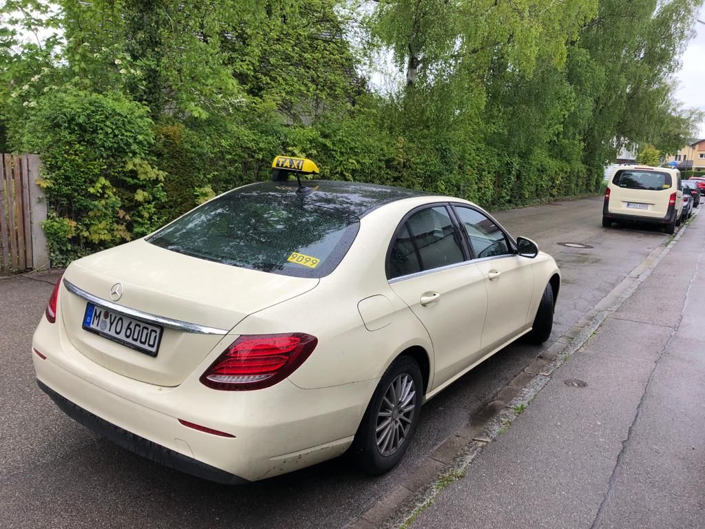 Mercedes E-Klasse Taxi von RideNow Taxi in Hellelfenbein in Garching