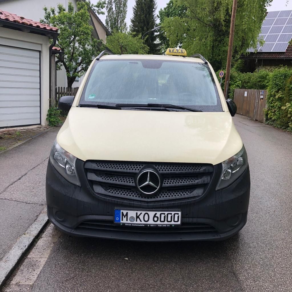 Großraumtaxi Mercedes Vito von vorne