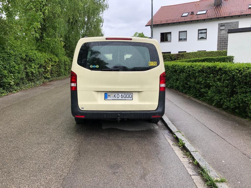 Mercedes Vito Großraumtaxi von hinten mit geräumigem Kofferraum